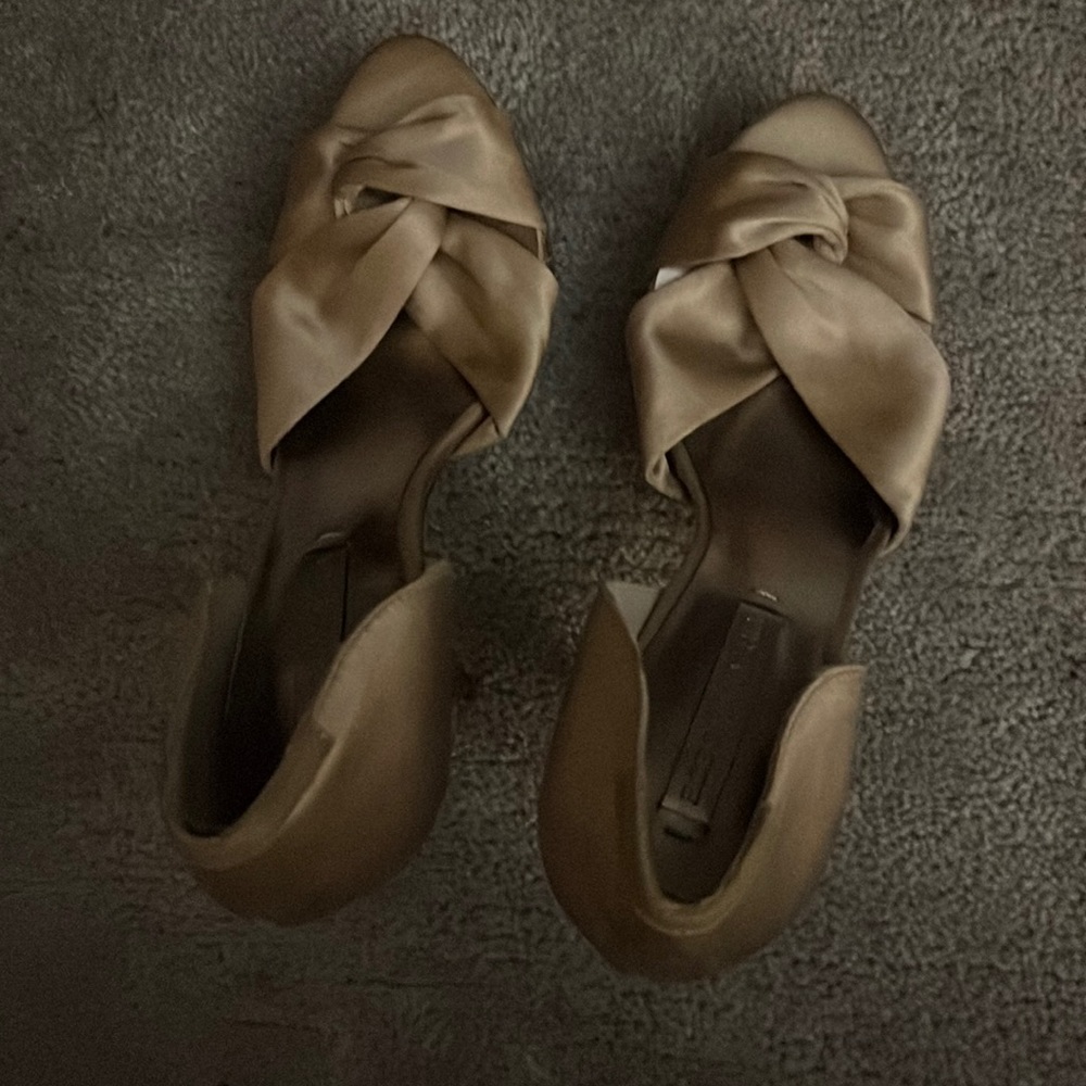 BCBGMaxAzria Size 8 Heels